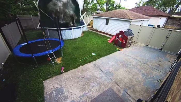 Una camioneta chocó contra el muro de una casa y arrasó con una piscina