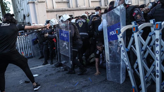 Denuncian golpizas: Mujeres que protestaron por el juicio contra feministas fueron detenidas en Turquía