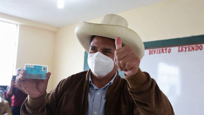 Pedro Castillo adelanta a Keiko Fujimori en una elección que se decide voto a voto