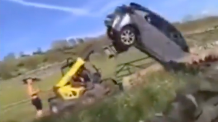 Agricultor se hartó de los turistas mal estacionados: Volcó un vehículo con su tractor