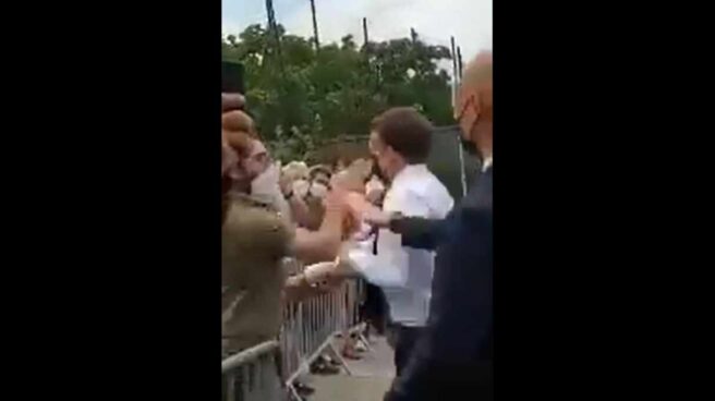 Sujeto le pegó una cachetada al presidente de Francia, Emmanuel Macron
