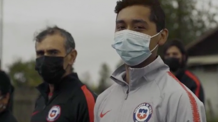 Club Orión de Tegualda recibió ropa reciclada de La Roja: 