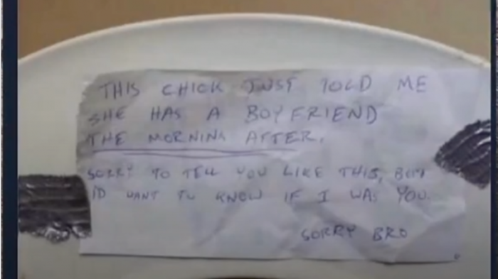 Descubrió infidelidad de su pareja gracias a una nota del amante pegada en el inodoro