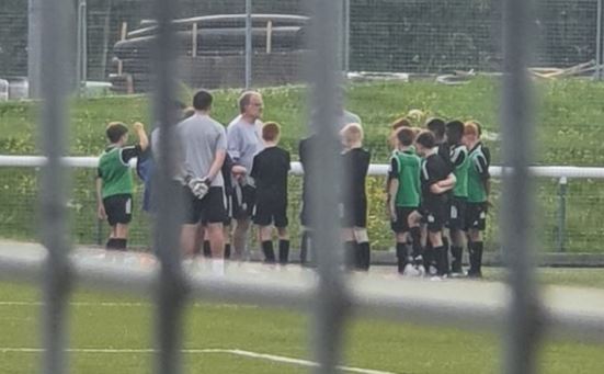 Bielsa se llenó de elogios al dirigir en sus vacaciones al equipo infantil del Leeds