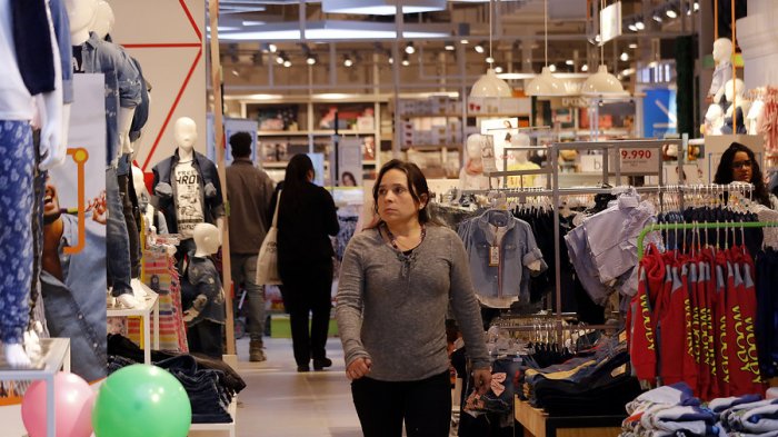 Sernac ofició a 11 empresas de retail: Estudio busca promover entandarización de tallas en ropa femenina