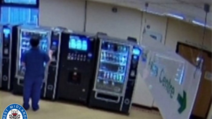 Enfermera usó la tarjeta del banco de fallecido por COVID-19: La pillaron comprando en una máquina