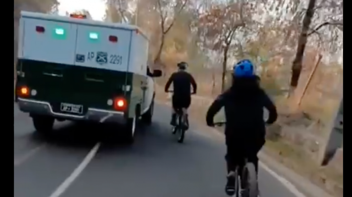 Abren investigación: Denuncian agresión vial de carabineros a ciclistas en cerro San Cristóbal
