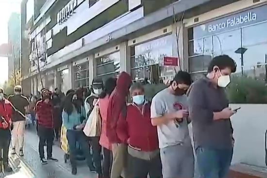 Reportan extensas filas en centros comerciales a un día del regreso de la RM a Cuarentena