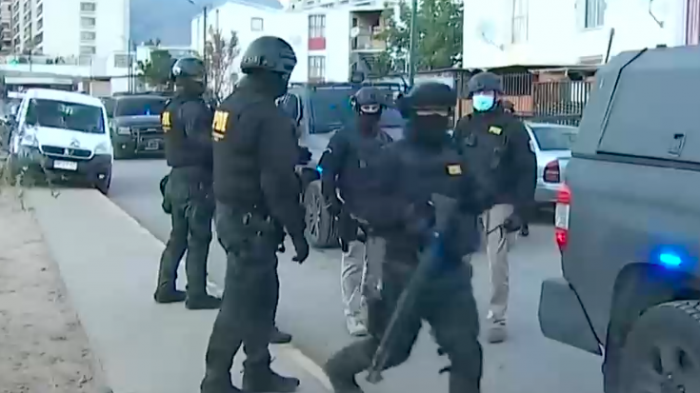 Operativo PDI en lo Barnechea allanó 25 casas: Delincuentes detenidos y droga incautada