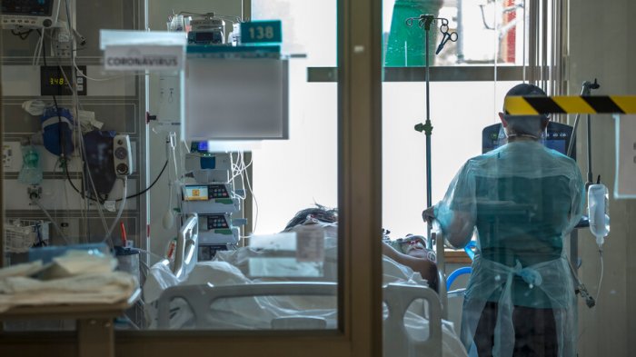 ICOVID: Menores de 50 años en camas UCI triplican peak de 2020 y tienen al sistema 