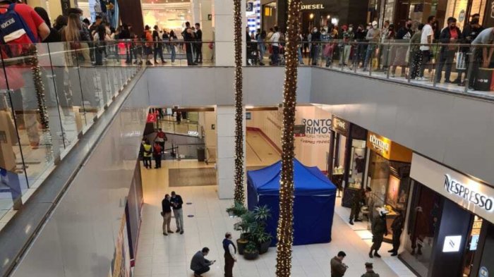 Hombre falleció en el Costanera Center en jornada de largas filas: Cayó del quinto piso