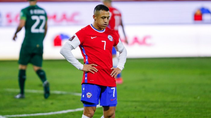 Alarma en la Roja: Alexis presentó molestias musculares y no culminó el entrenamiento de la Roja