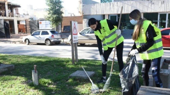 Argentina: Asistentes a fiestas clandestinas son obligados a barrer veredas como castigo