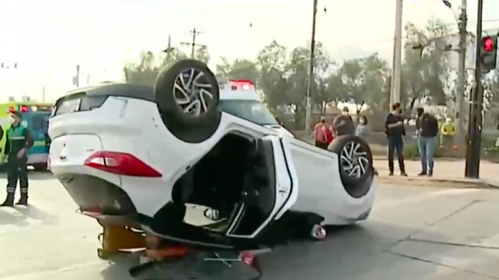 5 funcionarios de la PDI involucrados en violento choque con volcamiento en plena Avda. Grecia con Tobalaba