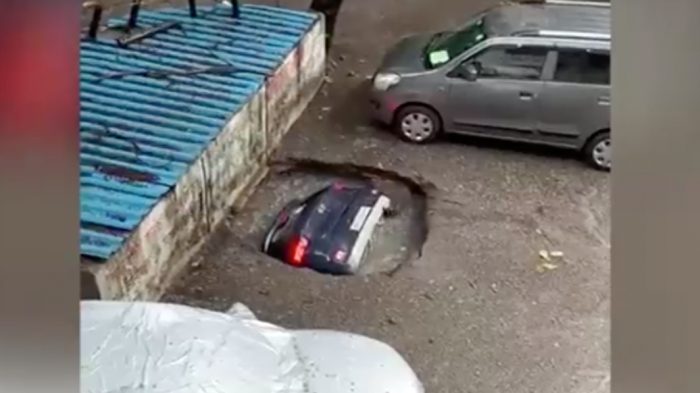 Desapareció en segundos: Auto estacionado se hundió por completo en enorme socavón