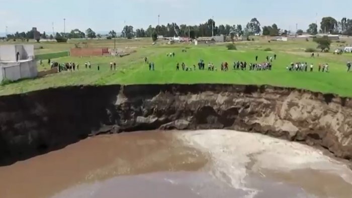 Gran socavón en México continúa creciendo e incluso surgió turismo en torno a éste