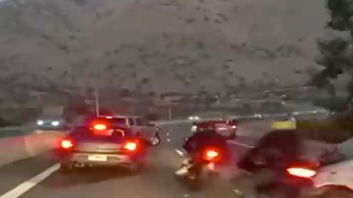 Motos impactaron autos: Fatal accidente en autopista durante carrera clandestina