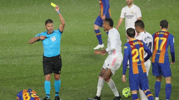 Nos salvamos de Aquino: Árbitro español fue designado para dirigir el duelo entre Chile y Bolivia