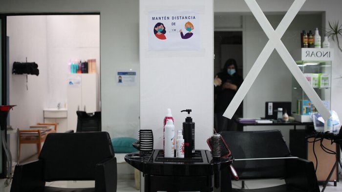 Lavín presenta plan piloto para que peluquerías y pequeño comercio puedan funcionar en cuarentena