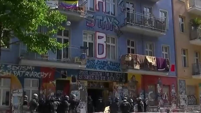 Desalojo a edificio okupa dejó al menos 60 policías heridos en Berlín