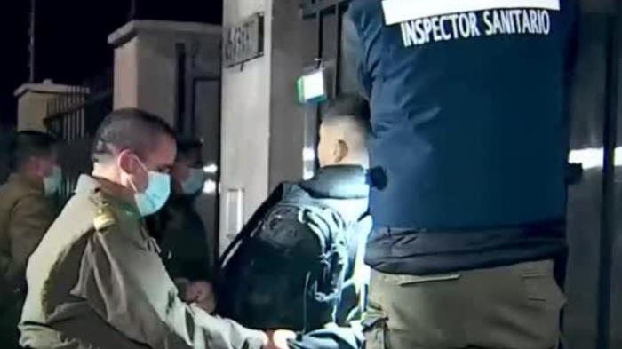 Fiesta clandestina en Las Condes terminó con 19 detenidos: Una joven confesó que su abuela murió por COVID-19