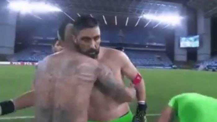 Vidal y Bravo se dieron un amistoso abrazo tras empatar con Uruguay y las redes explotaron