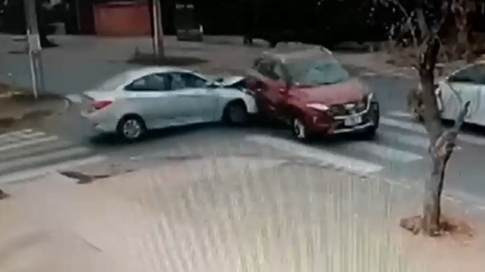 No respetó señalética y terminó en una colisión triple: En uno de los autos iba una mujer embarazada