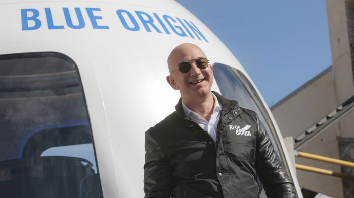 No lo quieren en la Tierra: Más de 79 mil personas han firmado para que Jeff Bezos se quede en la luna