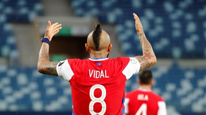 El gran gesto de Vidal con solitario hincha de la Roja que llegó a alentar al equipo