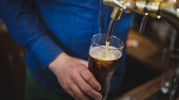 Barman salvó a dos jóvenes de un acosador gracias a una ingeniosa nota