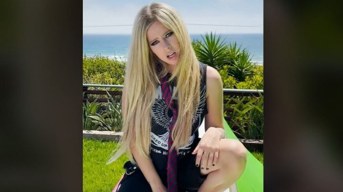 ¡De regreso al 2002! Avril Lavigne estrenó TikTok con Tony Hawk y cantando 