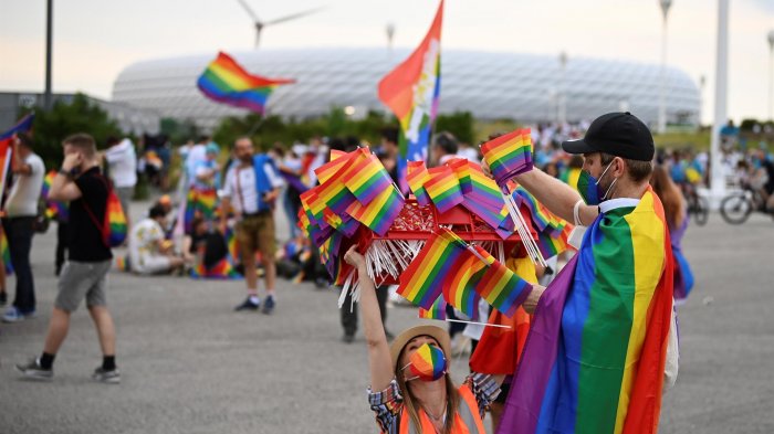 Alemanes desafiaron a la UEFA y llenaron con banderas del arcoíris el Allianz Arena