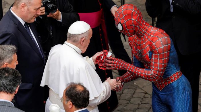 Papa Francisco recibió la sorpresiva visita de Spiderman en el Vaticano