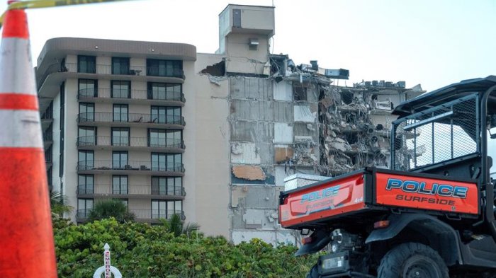 Edificio de varios pisos se derrumbó parcialmente durante la madrugada en Florida: Hay al menos un muerto