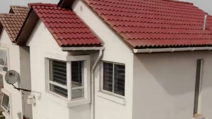 Estudian demanda masiva: Escándalo por casas mal construidas y demoras en entrega de condominio