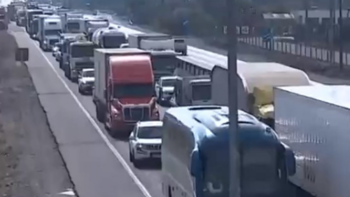 “Avanzo 1 km en una hora”: Masivo taco para salir de Santiago hacia el sur