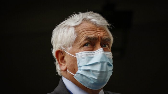 Ministro Paris expone 