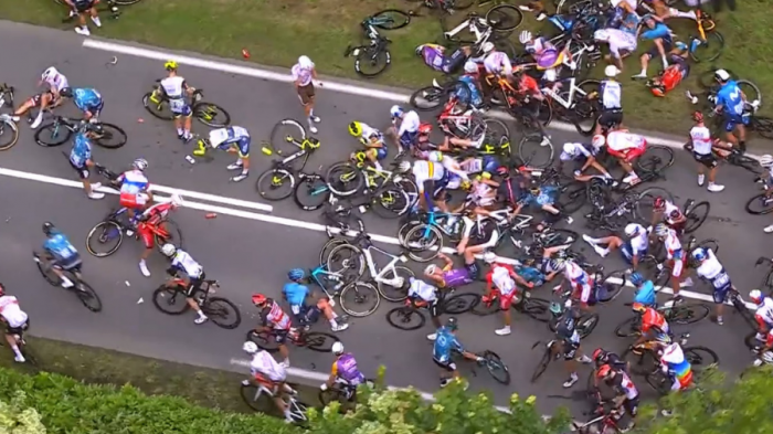 Por culpa de una espectadora: Impacto mundial por masivo accidente en el Tour de France