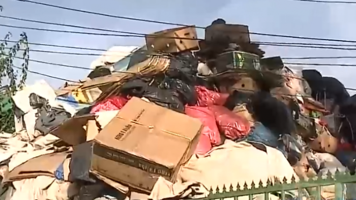 Macul: Vecinos reclaman contra municipalidad por hombre que acumula basura hace 12 años en su casa
