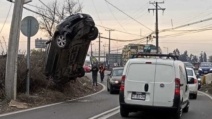Auto quedó colgando del alumbrado público tras accidente en Ruta 5