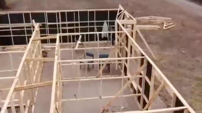 Demoras en entregas: Familias llevan meses esperando sus casas prefabricadas