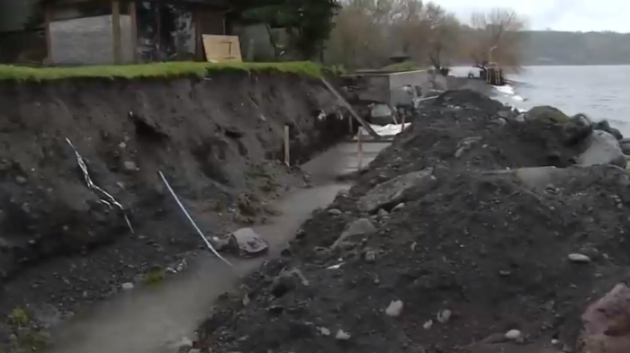 Vecinos molestos por muros instalados en playa de Villarrica: 