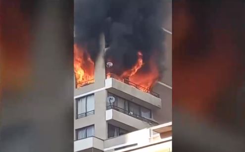 Incendio en edificio de Santiago centro: 3 personas atendidas por inhalación de humo
