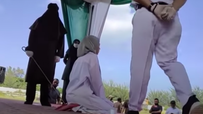 Insólito maltrato: Video de una mujer desmayándose tras recibir 100 latigazos genera repudio mundial