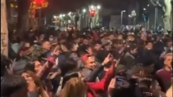 Carabineros reporta tres detenidos tras masiva fiesta clandestina en barrio Bellavista