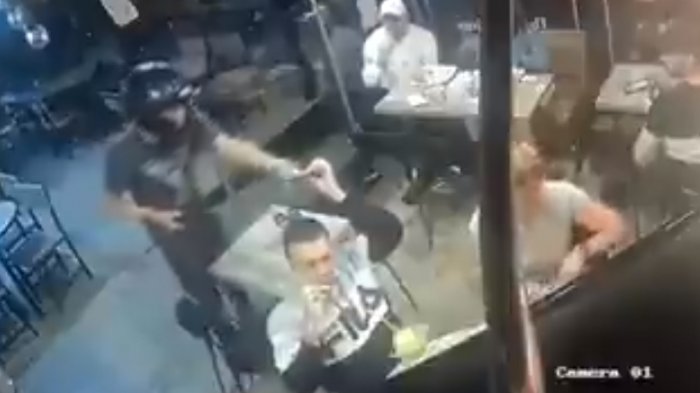 Hombre no dejó de comer alitas de pollo mientras lo asaltaban en un restaurante