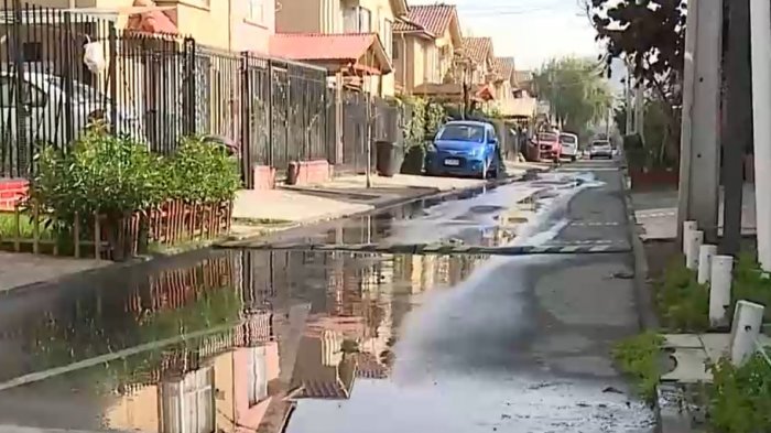 Vecinos de Maipú han puesto 16 mil reclamos por fugas de agua y pasajes inundados
