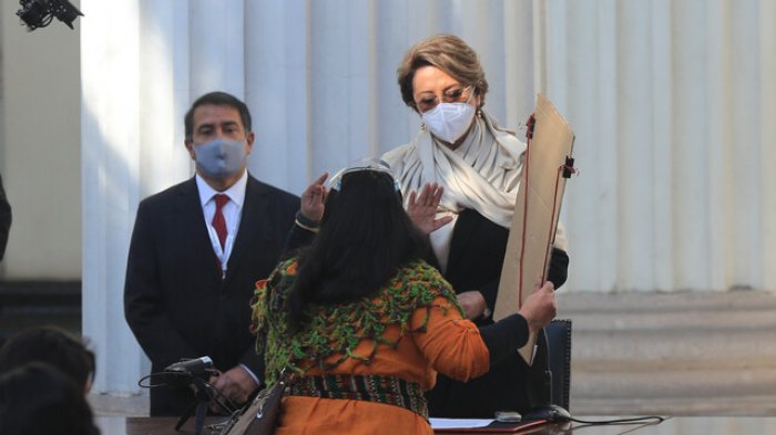 De gritos acusando represión al himno cantado por Chile Vamos: El detalle de la suspensión de la CC