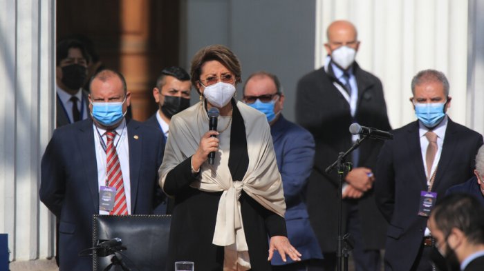“Aplomo y empatía”: Las reacciones que dejó la aplaudida labor de Carmen Gloria Valladares en la instalación de la CC