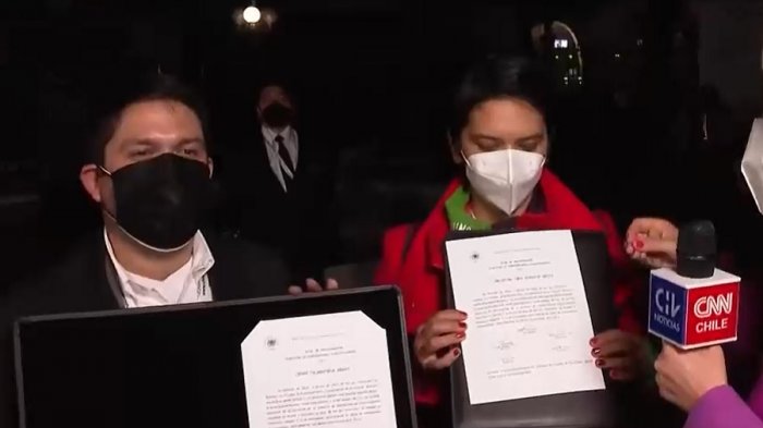 Valenzuela y Dorador mostraron con orgullo las actas de su investidura como convencionales constituyentes